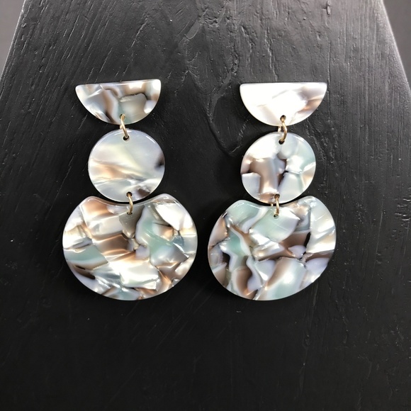 🆑 Geo-Stack Earrings in Light Green and Brown - Picture 4 of 5